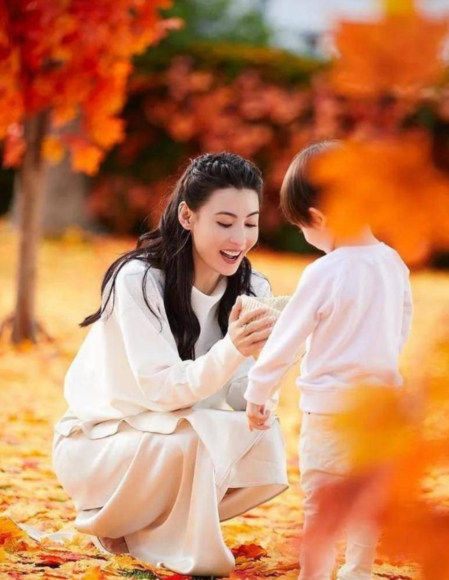 “手背青筋暴露真实年龄” 调整为 “展现岁月痕迹”，避免对年龄过度聚焦，用词更温和中性。